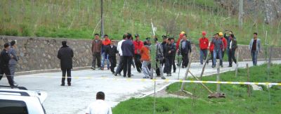 上圖：工廠保安拒絕外人入內(nèi)。下圖：工作人員戴上防護(hù)面具進(jìn)入現(xiàn)場?！把胍曅侣劇蔽⒉? width=