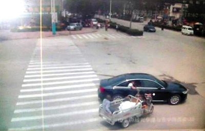 23日中午，陳母被突然噴毒。新京報記者 王瑞鋒 攝