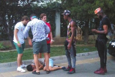 外籍男子路邊發(fā)現(xiàn)醉漢將其圍住。