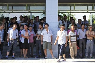 近200名農民工為討薪辦公樓埋鍋做飯圍堵開發(fā)商