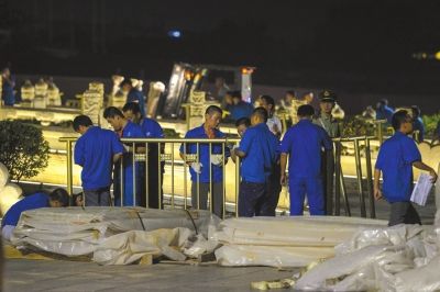 昨晚，工作人員正在為金水橋安裝金色護(hù)欄。京華時(shí)報(bào)記者潘之望攝