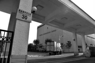 一輛貨車正駛進(jìn)紅會備災(zāi)倉庫。京華時報記者 趙思衡 攝