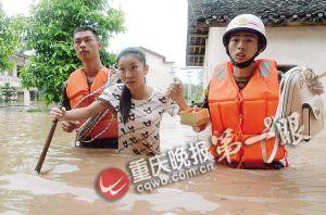 長(zhǎng)壽區(qū)，消防官兵搜救被困群眾。