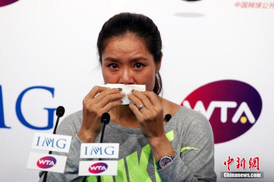 9月21日，李娜在北京召開退役發(fā)布會。圖為李娜在發(fā)布會上落淚。中新社發(fā) 韓海丹 攝