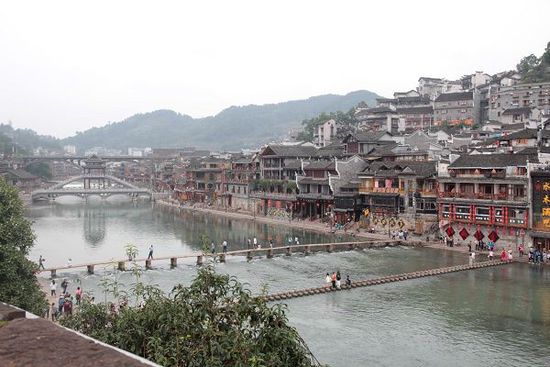 鳳凰古城以被吐槽七次高居最想吐槽榜榜首，而這七次吐槽全部來(lái)自在鳳凰古城隨機(jī)采訪(fǎng)的10名游客中。