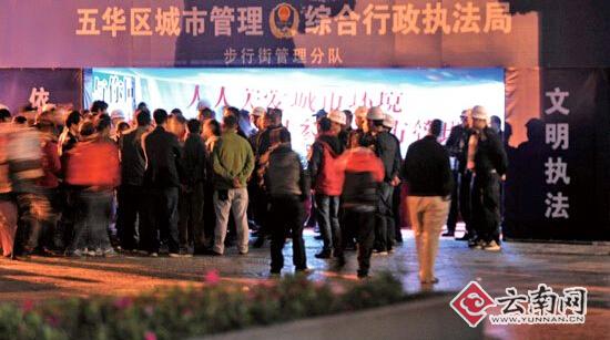 小販疑遭城管追打300米 路人：隔條路能聽(tīng)見(jiàn)擊打