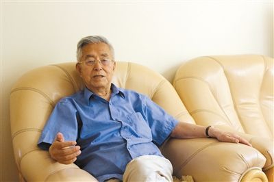 楊維駿 歷任云南省政協(xié)副主席等職。89歲高齡的楊維駿為12名失地農(nóng)民代表開道，到云南省政協(xié)反映問題。