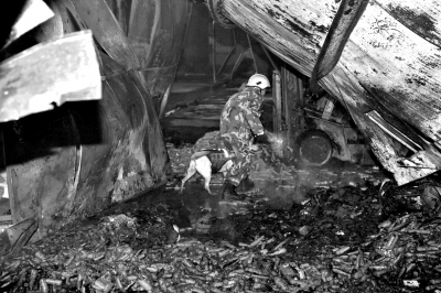 救援人員在山東壽光一食品廠火災(zāi)現(xiàn)場搜救。新華社發(fā)