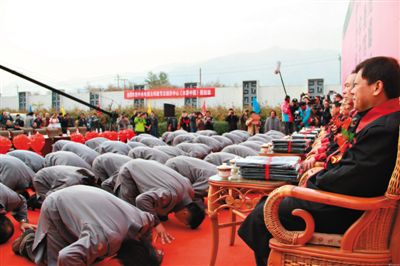 網(wǎng)絡(luò)上流傳的北京鳳凰嶺書院開學(xué)典禮上學(xué)員跪拜老師的照片?！肮虬荨币鹆瞬簧倬W(wǎng)友質(zhì)疑。