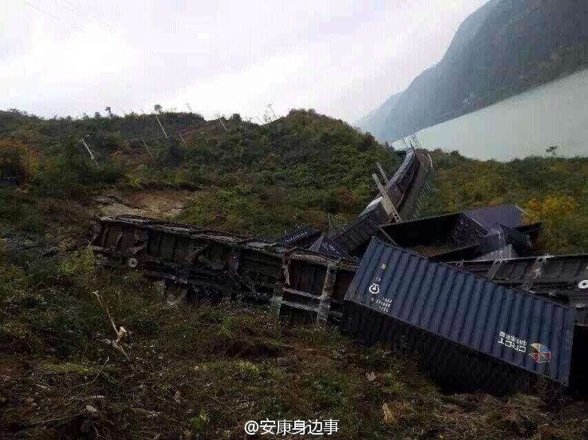 襄渝鐵路旬陽(yáng)至棕溪上行線(xiàn)發(fā)生山體塌方，致使75228次貨物列車(chē)8節(jié)車(chē)廂脫線(xiàn)。圖片來(lái)源于網(wǎng)絡(luò)