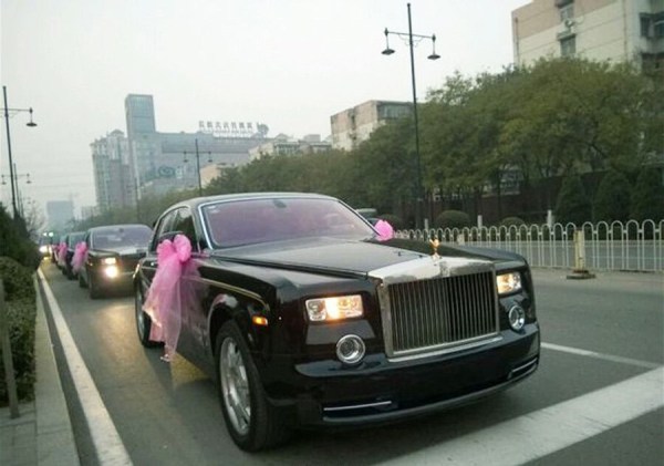 　11月23日，河北唐山街頭現(xiàn)價值超過2個億的婚禮車隊。