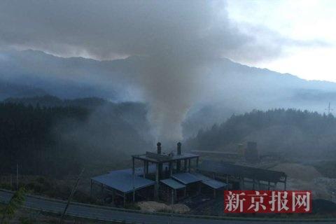 污染企業(yè)排放煙塵。當(dāng)?shù)鼐W(wǎng)友供圖