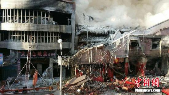 2015年1月3日，哈爾濱市道外區(qū)太古街著火塌方現(xiàn)場(chǎng)，火又燒了起來(lái)