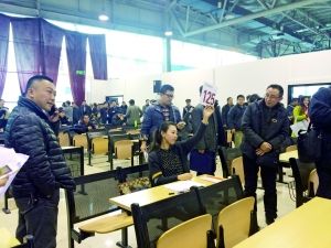 　首批中央和國(guó)家機(jī)關(guān)公車(chē)第三場(chǎng)拍賣(mài)現(xiàn)場(chǎng)。賈悅/攝