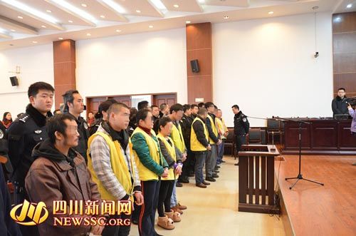 胡寶寶（右四）等接受集中宣判。