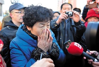 2月9日，呼格吉勒?qǐng)D的母親尚愛云在旁聽趙志紅案后，接受媒體采訪時(shí)落淚。新華社記者 任軍川 攝