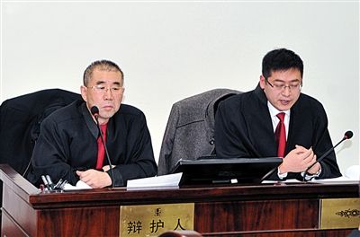 1月5日，呼市中院審理趙志紅案。律師謝飛（左）和張瑞軍（右）出庭為趙志紅辯護(hù)。