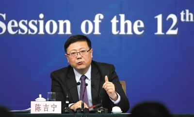 昨日，十二屆全國人大三次會(huì)議新聞中心，環(huán)保部部長陳吉寧回答中外記者提問。新京報(bào)記者 陳杰 攝