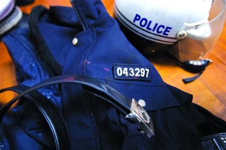 在閔行區(qū)虹橋派出所的一角，擺放著茆盛泉曾經(jīng)最愛的警服?！?43297”的警號、深色的警服依稀可見已經(jīng)凝固的血跡，警用皮帶也斷裂了。