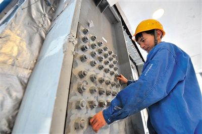 工人在內(nèi)部安裝鋼結(jié)構(gòu)。