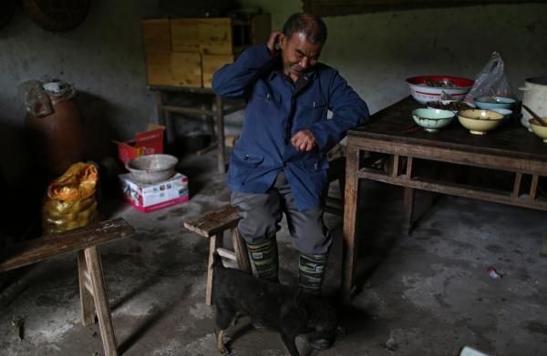 高齡農(nóng)民工：靠吃肉補充體力 靠染發(fā)躲過檢查