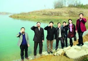 活動儀式現(xiàn)場，一眾人舀起漳河水直接喝下