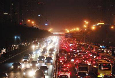 昨晚，因沙塵暴導(dǎo)致能見度低，長(zhǎng)安街嚴(yán)重堵車。
