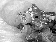 食藥監(jiān)執(zhí)法人員封存了無證水廠的假商標(biāo)。