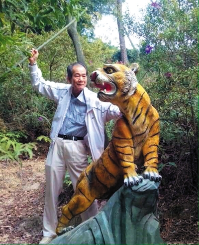 2015年1月10日，區(qū)少坤到廣東肇慶九龍湖游玩，拍攝打虎圖。