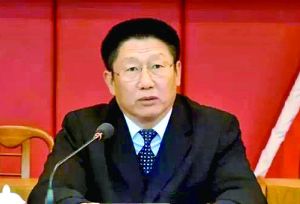 他曾身居要職，在仕途上平步青云，“連跳式”升官；他如今落馬，被查出近乎瘋狂地收受巨額利益、用公款送禮，還隱瞞“裸官”身份、在私企老板的安排下多次嫖娼、參與賭博、與多名女性通奸，被一線辦案人員形容為“五毒俱全”的干部。近日，深圳原市委常委、政法委書(shū)記蔣尊玉的貪腐歷程被披露。