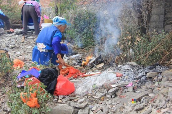 老人們準備好松香紙錢等祭祀用品，虔誠祈福。