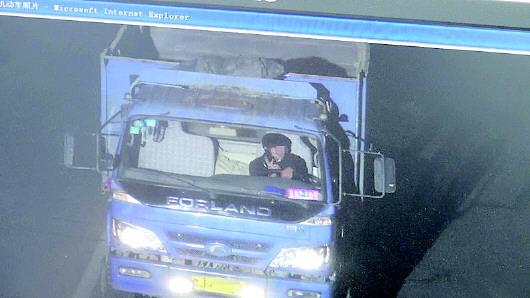 張某被抓拍到開車打手機(jī)。