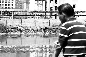 2015年6月5日，上海的古御界橋只剩橋墩和兩塊橋面。