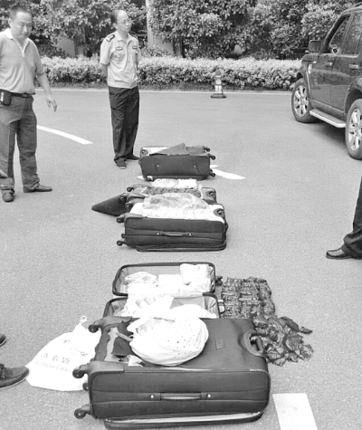 圖為民警搜出的毒品。