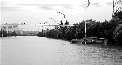 6月28日，南京暴雨致云臺山河漫堤，祿口機場高速雙向封閉 供圖/CFP
