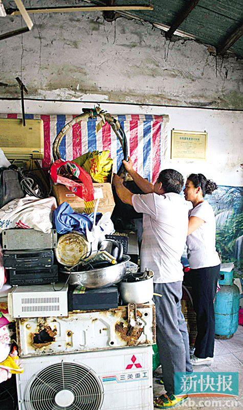 劉伯與妻子李姨在收拾剛回收的幾件小電器。