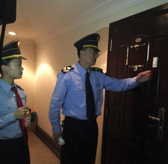 青島市衛(wèi)生監(jiān)督所的工作人員在郝愛勇診所執(zhí)法。