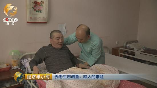 每天凌晨5點(diǎn)多，老姜就起床。幫老人挨個(gè)洗臉，口腔護(hù)理，換尿墊，擦身。