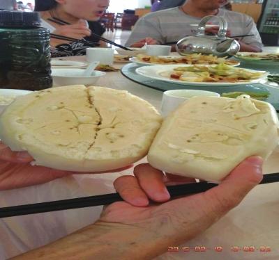 在參加山西游行程中，體驗員發(fā)現(xiàn)團餐中的饅頭已經發(fā)霉。視頻截圖
