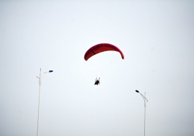 10月25日下午，動力傘從一對路燈上空飛過