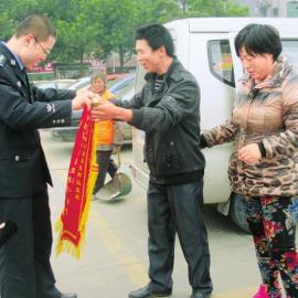 何姜姜的父母給民警送錦旗。