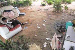 流浪者棲身城市高架橋下 生存無(wú)尊嚴(yán)隨時(shí)等死 流浪者棲身城市高架橋下 生存無(wú)尊嚴(yán)隨時(shí)等死