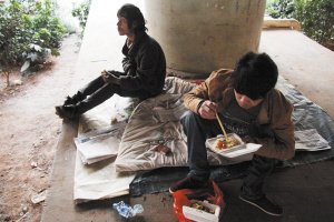 流浪者棲身城市高架橋下 生存無(wú)尊嚴(yán)隨時(shí)等死 流浪者棲身城市高架橋下 生存無(wú)尊嚴(yán)隨時(shí)等死