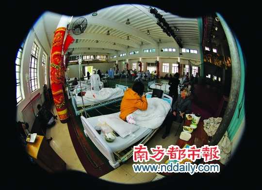 病人被轉(zhuǎn)移到該院的工會大禮堂。通訊員 符曉亮 攝