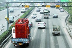 內(nèi)環(huán)高速連應(yīng)急車道也被社會車輛占用著，3月嬰兒最后病重離世