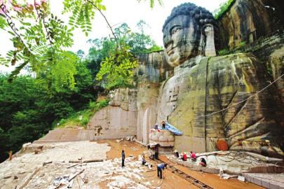 佛像雕刻現(xiàn)場。