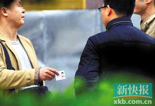 在進(jìn)行了近半個月暗訪調(diào)查中，有證販子告訴記者稱，二代身份證買賣已形成產(chǎn)業(yè)鏈，不僅貨源穩(wěn)定，生意也是相當(dāng)紅火?！稣褟V場附近，一名男子正向記者兜售二代身份證。