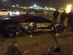 甘肅省政協(xié)一司機(jī)醉撞蘭博基尼或賠百萬(wàn)元(圖) 甘肅省政協(xié)一司機(jī)醉撞蘭博基尼或賠百萬(wàn)元(圖)