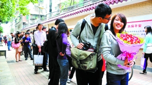 2011年11月11日，越秀區(qū)民政局，登記結(jié)婚的隊(duì)伍排了足有一百米長（資料圖片）?！∮浾唿S澄鋒攝