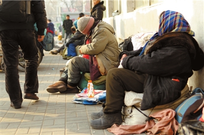 昨天，仍有流浪人員在路邊居留。本報(bào)記者譚青攝/視頻